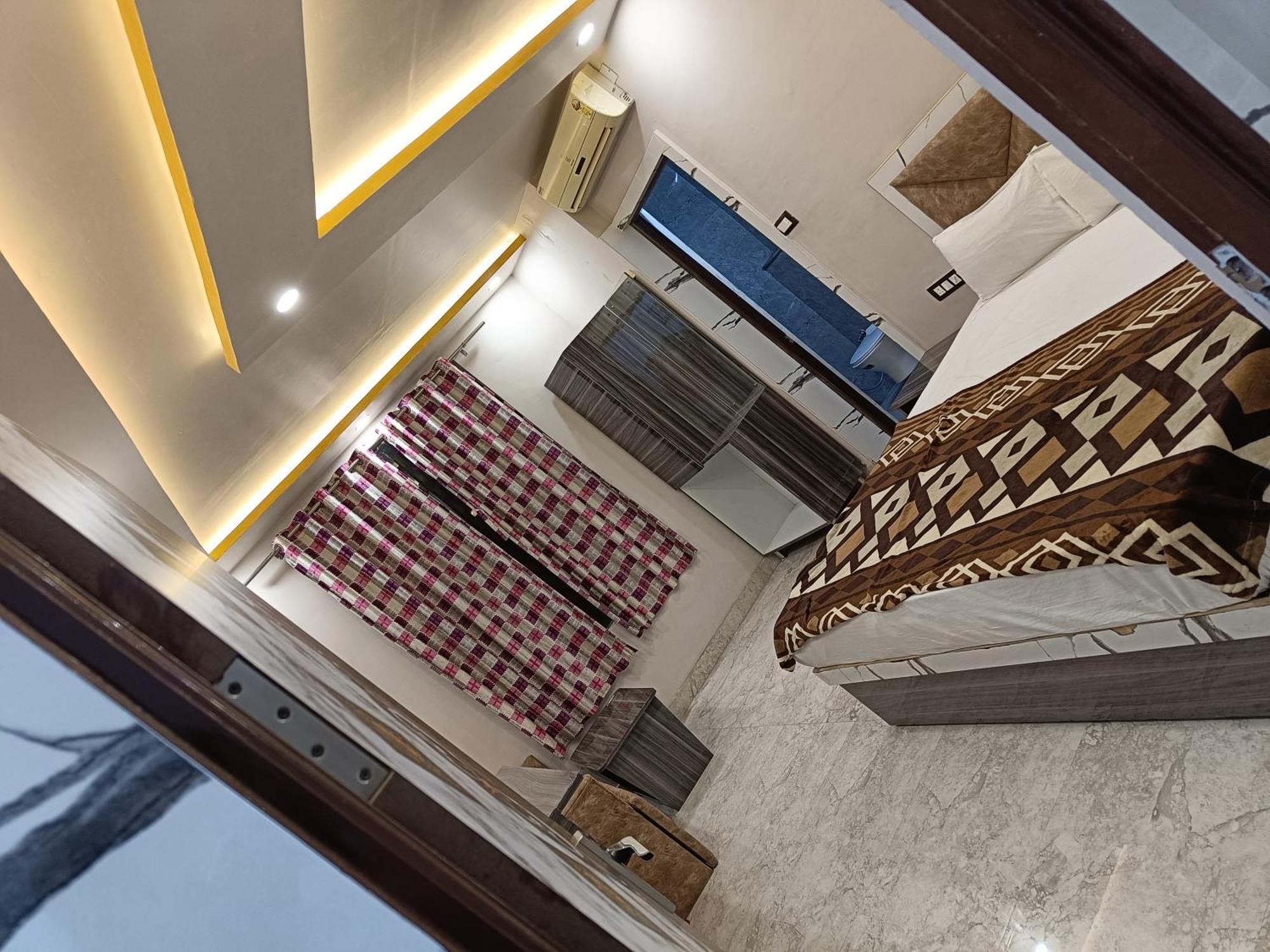 Hotel Pragya International Varanasi Esterno foto