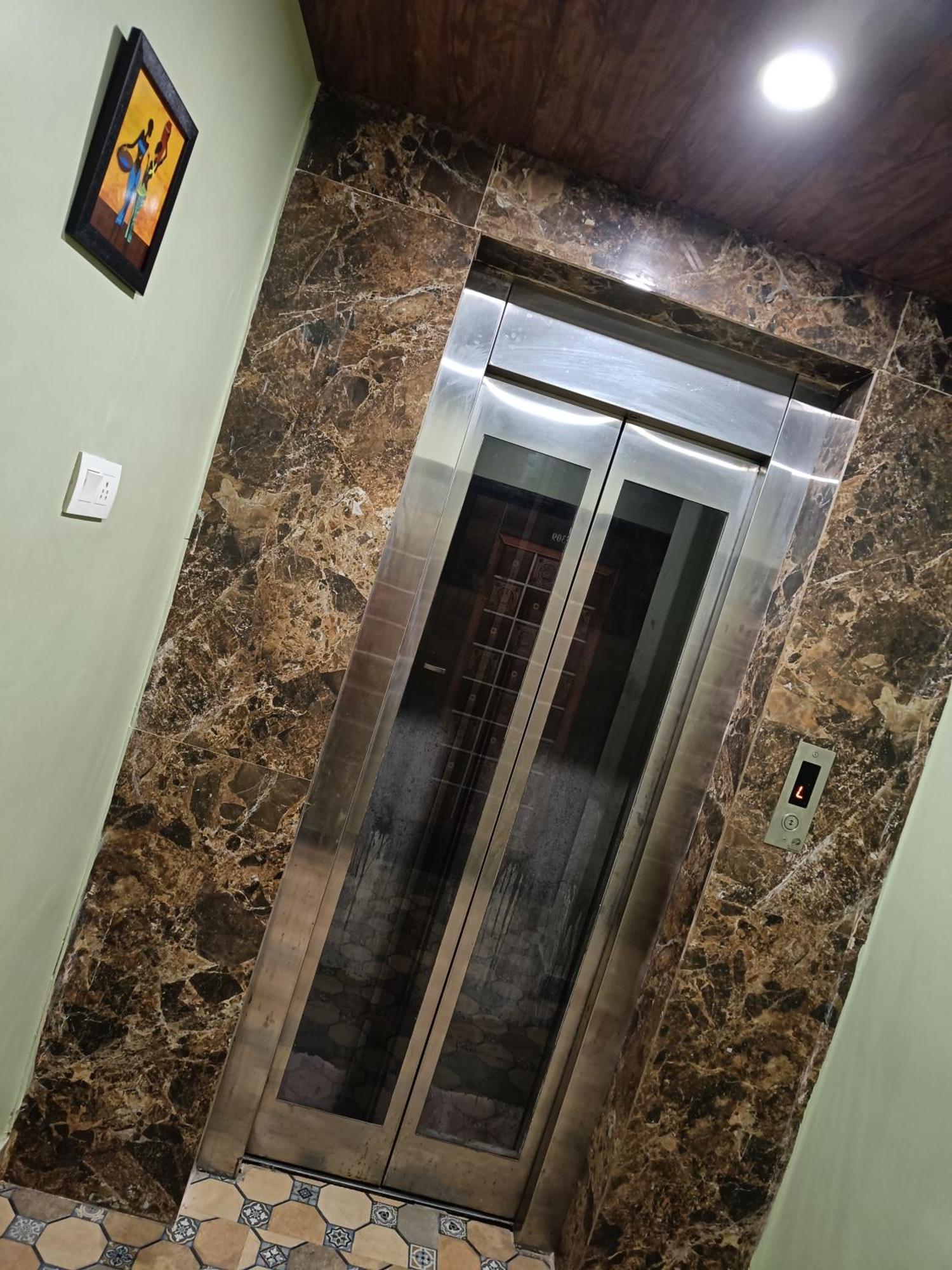 Hotel Pragya International Varanasi Esterno foto