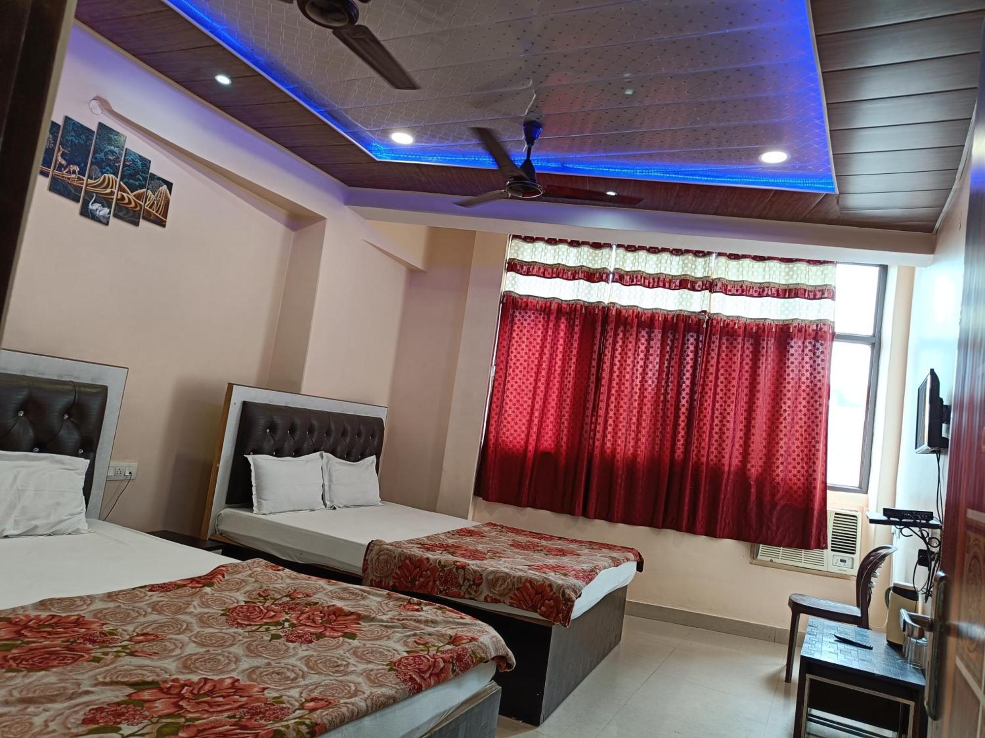 Hotel Pragya International Varanasi Esterno foto
