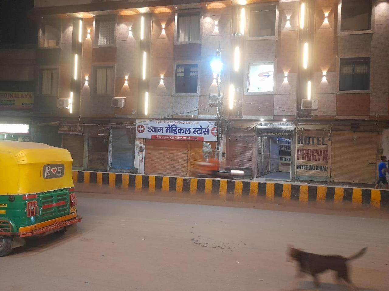 Hotel Pragya International Varanasi Esterno foto
